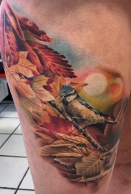 大腿令人惊叹的彩绘逼真小鸟与树纹身图案