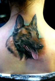 背部德国牧羊犬头像纹身图案