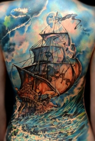 背部彩色的大型帆船海浪纹身图案