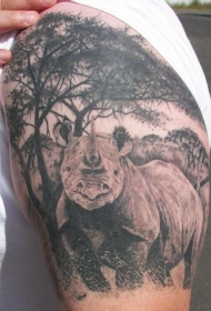 大臂写实的犀牛在森林里纹身图案