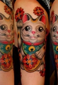 手臂漂亮的彩色招财猫和红色花朵纹身图案