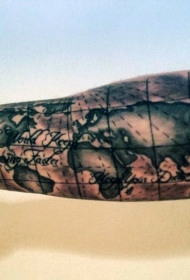 手臂航海世界地图与字母纹身图案