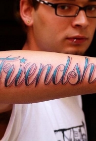 手臂代表友谊的蓝色字母纹身图案