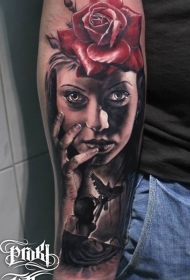 手臂令人毛骨悚然的逼真女子肖像与红色花卉纹身图案