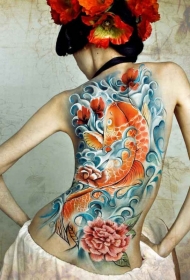 女生背部精彩的锦鲤花蕊纹身图案