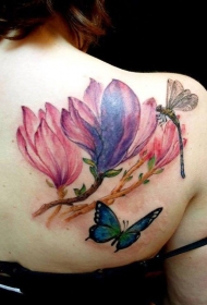 背部漂亮的彩色蜻蜓蝴蝶和花朵纹身图案