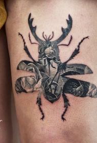 大腿黑色的甲虫轮廓与玫瑰纹身图案