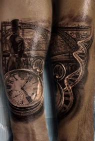 手臂old school非常精致的时钟与男子纹身图案