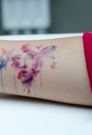 美丽的水彩画女孩和蝴蝶手臂纹身图案