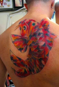 背部五颜六色的锦鲤鱼纹身图案