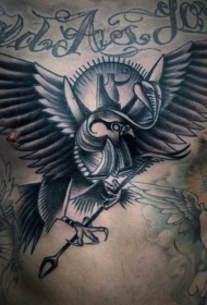胸部old school黑色鹰与箭纹身图案