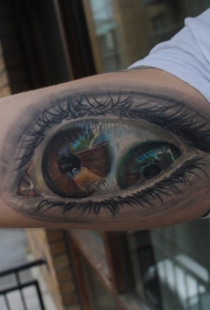 手臂彩色写实的人类眼睛纹身图案