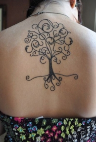 背部简单的黑色线条藤蔓树纹身图案