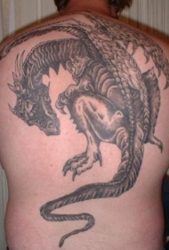 男性背部神秘的龙纹身图案