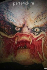 背部惊人的丰富多彩食肉怪物纹身图案