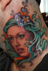 颈部简单的女人肖像与花朵纹身图案