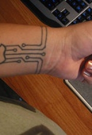 手臂苹果标志和电路板纹身图案