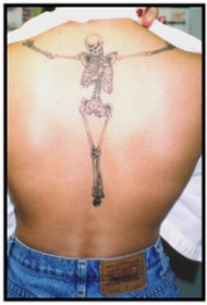 背部写实的骷髅骨架纹身图案