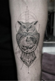 手臂自然的小猫头鹰与行星纹身图案