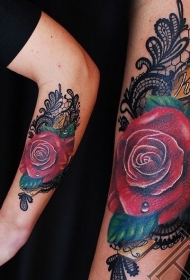 手臂五彩的红玫瑰和蕾丝纹身图案