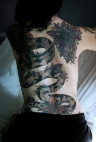 背部大蛇和花朵满背纹身图案