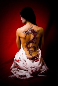 女生背部生动的日本龙纹身图案