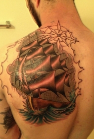 背部美丽的帆船海面纹身图案