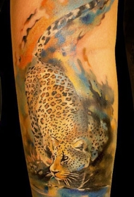 手臂丰富多彩的豹子纹身图案