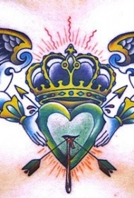 胸部精致彩绘的皇冠翅膀心形纹身图案