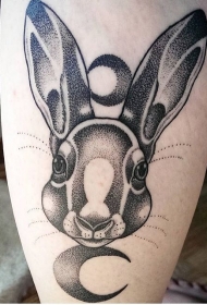 小腿点刺风格黑色月亮兔子纹身图案