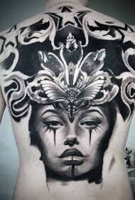 背部令人印象深刻的大蝴蝶和女人肖像纹身图案