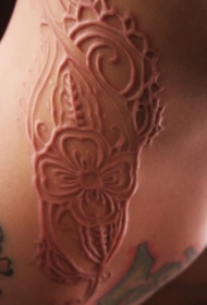 美丽的花朵皮肤划痕割肉纹身图案