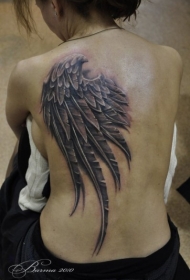 女孩背部一只翅膀纹身图案