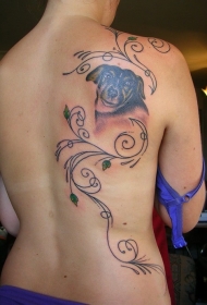 女性背部藤蔓与狗头像纹身图案