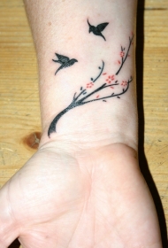 手腕可爱的小鸟和树枝纹身图案