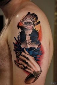 大臂彩色有趣的鸟与人类的手纹身图案