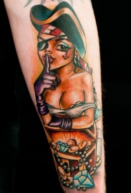 手臂漫画风的性感海盗女人与珠宝纹身图案