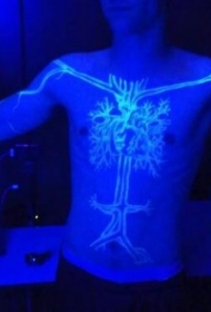 胸部非常漂亮的荧光树纹身图案