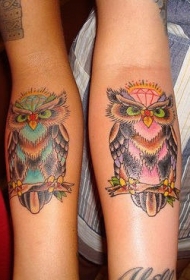 不同色彩的猫头鹰手臂纹身图案