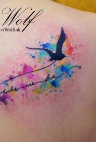 背部飞行的黑鸟与水彩泼墨纹身图案