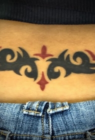 腰部黑色和红色的部落图腾纹身图案