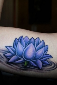 蓝色莲花和水大臂内侧纹身图案