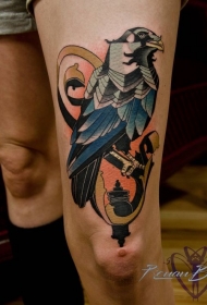 大腿new school彩色大鸟和灯纹身图案