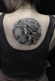 背部复古风格的黑白海浪鱼尾纹身图案