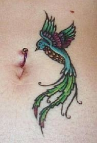 肚脐穿孔与彩色小鸟纹身图案