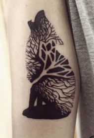 手臂黑色的狼由树枝组成纹身图案