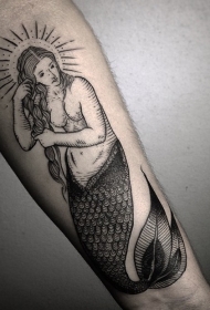 小臂雕刻风格黑色美人鱼与太阳纹身图案