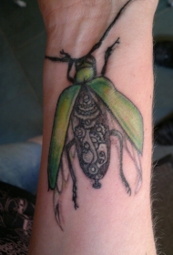 手腕绿色的机械甲虫纹身图案
