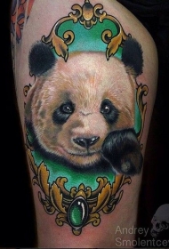 大腿写实风格彩色熊猫头像纹身图案