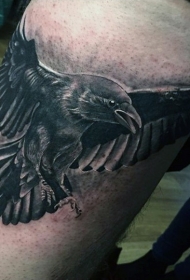 大腿写实的乌鸦纹身图案